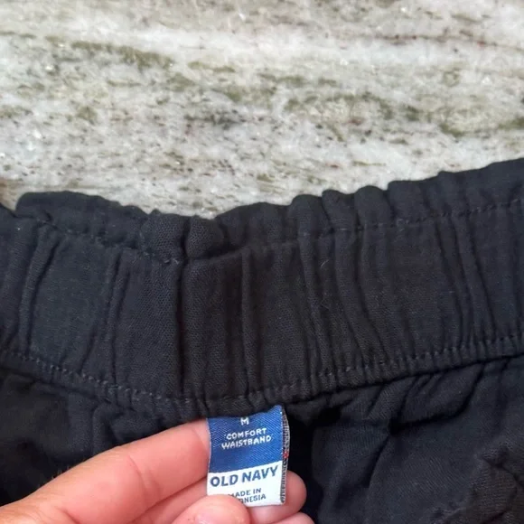 Old Navy High Waist Black Women's Shorts
Size Medium - Picture 2 of 2